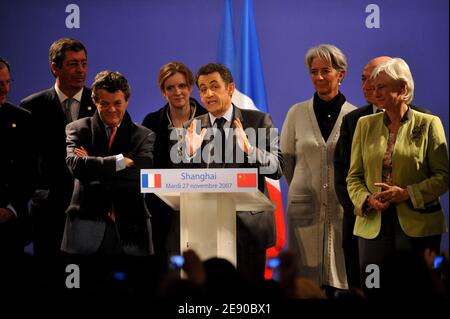 Le président Nicolas Sarkozy (C) prononce un discours lorsqu'il rencontre des membres de la communauté française au centre d'exposition historique de Shanghai, en Chine, le 27 novembre 2007. Sarkozy effectue une visite d’une journée dans la ville à la fin de son premier voyage de quatre jours en Chine. Photo de Christophe Guibbbaud/ABACAPRESS.COM Banque D'Images