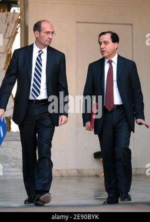 Roger Karoutchi et Eric Woerth quittent le Conseil hebdomadaire des ministres qui s'est tenu à l'Elysée à Paris, en France, le 28 novembre 2007. Photo de Nicolas Khayat/ABACAPRESS.COM Banque D'Images