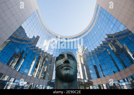 Sculpture sous forme de tête dans l'entreprise Quartier de la Défense Banque D'Images