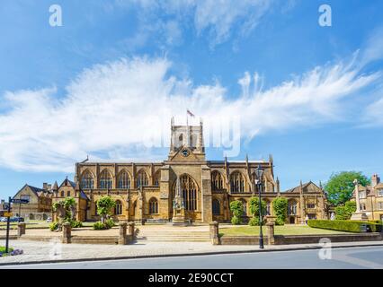 Vue sur l'avant du site touristique local, l'abbaye de Sherborne (église de l'abbaye de Sainte-Marie-la-Vierge) et le Mémorial Digby, Sherborne, Dorset, en été Banque D'Images