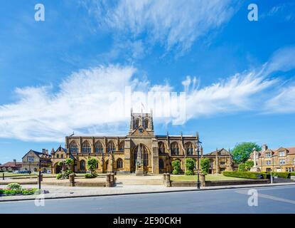 Vue sur l'avant du site touristique local, l'abbaye de Sherborne (église de l'abbaye de Sainte-Marie-la-Vierge) et le Mémorial Digby, Sherborne, Dorset, en été Banque D'Images