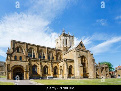 Vue sur le devant du site touristique local, l'abbaye de Sherborne (église de l'abbaye de Sainte-Marie-la-Vierge), Sherborne, Dorset, Royaume-Uni, par une journée ensoleillée en été Banque D'Images