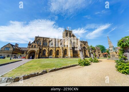 Vue sur l'avant du site touristique local, l'abbaye de Sherborne (église de l'abbaye de Sainte-Marie-la-Vierge) et le Mémorial Digby, Sherborne, Dorset, en été Banque D'Images