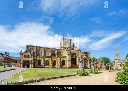 Vue sur l'avant du site touristique local, l'abbaye de Sherborne (église de l'abbaye de Sainte-Marie-la-Vierge) et le Mémorial Digby, Sherborne, Dorset, en été Banque D'Images