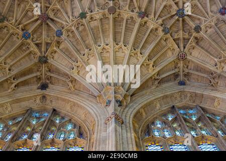 Magnifique coffre-fort de fans sur le plafond de l'abbaye de Sherborne, Sherborne, Dorset, Royaume-Uni: Nef voûtes avec des patrons Banque D'Images