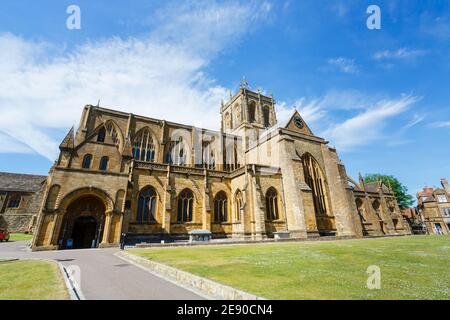 Vue sur le devant du site touristique local, l'abbaye de Sherborne (église de l'abbaye de Sainte-Marie-la-Vierge), Sherborne, Dorset, Royaume-Uni, par une journée ensoleillée en été Banque D'Images