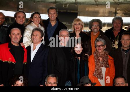 Chanteurs Lio, Kazino, Emile et Images, sans fil, Sabrina, Jean-Pierre Mader, Richard Sanderson, Raft, cookie Dingler, Vivien Savage, Rose Laurens, Leopold Nord, Partenaire Particulier, Jean Schultheis, Philippe Cataldo, debut de Soiree et Murray Head posent au Stade de France le 30 novembre 2007, Denis Saint-Denis La France fera la promotion de son prochain concert au Stade de France le 17 mai 2008. Photo de Denis Guignebourg/ABACAPRESS.COM Banque D'Images