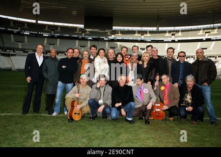 Chanteurs Lio, Kazino, Emile et Images, sans fil, Sabrina, Jean-Pierre Mader, Richard Sanderson, Raft, cookie Dingler, Vivien Savage, Rose Laurens, Leopold Nord, Partenaire Particulier, Jean Schultheis, Philippe Cataldo, debut de Soiree et Murray Head posent au Stade de France le 30 novembre 2007, Denis Saint-Denis La France fera la promotion de son prochain concert au Stade de France le 17 mai 2008. Photo de Denis Guignebourg/ABACAPRESS.COM Banque D'Images