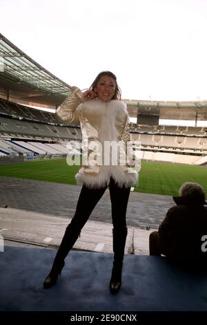 La chanteuse Sabrina pose au Stade de France le 30 novembre 2007 à Saint-Denis, France pour promouvoir son prochain concert au Stade de France le 17 mai 2008. Photo de Denis Guignebourg/ABACAPRESS.COM Banque D'Images