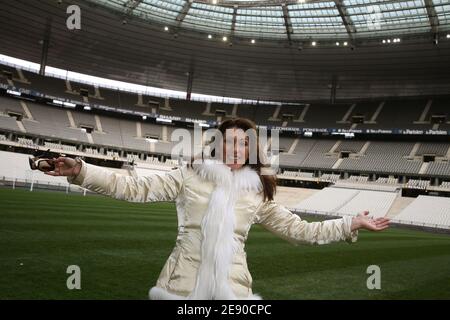 La chanteuse Sabrina pose au Stade de France le 30 novembre 2007 à Saint-Denis, France pour promouvoir son prochain concert au Stade de France le 17 mai 2008. Photo de Denis Guignebourg/ABACAPRESS.COM Banque D'Images