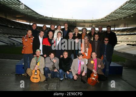 Chanteurs Lio, Kazino, Emile et Images, sans fil, Sabrina, Jean-Pierre Mader, Richard Sanderson, Raft, cookie Dingler, Vivien Savage, Rose Laurens, Leopold Nord, Partenaire Particulier, Jean Schultheis, Philippe Cataldo, debut de Soiree et Murray Head posent au Stade de France le 30 novembre 2007, Denis Saint-Denis La France fera la promotion de son prochain concert au Stade de France le 17 mai 2008. Photo de Denis Guignebourg/ABACAPRESS.COM Banque D'Images