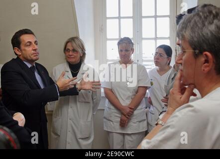 Le président français Nicolas Sarkozy (L) rencontre des infirmières et des médecins, le 01 décembre 2007 à la salle de lutte contre le sida de l'hôpital Kremlin-Bicetre, au sud de Paris, à l'occasion de la Journée mondiale du sida. Les activistes ont cherché aujourd'hui à garder l'œil sur la lutte contre le VIH à l'occasion de la Journée mondiale du sida, face à une complaisance croissante dans un contexte de progrès dans le traitement et le ralentissement de la propagation de la maladie. Photo de Pierre Verdy/pool/ABACAPRESS.COM Banque D'Images