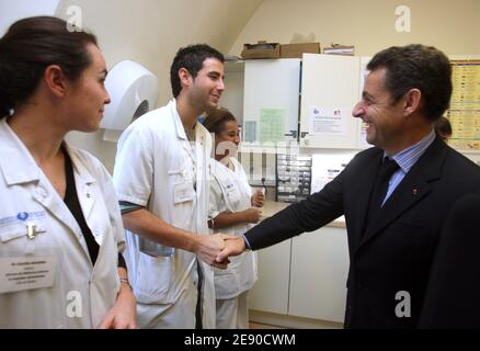 Le président français Nicolas Sarkozy (R) rencontre des infirmières et des médecins, le 01 décembre 2007 à la salle de lutte contre le sida de l'hôpital Kremlin-Bicetre, au sud de Paris, à l'occasion de la Journée mondiale du sida. Les activistes ont cherché aujourd'hui à garder l'œil sur la lutte contre le VIH à l'occasion de la Journée mondiale du sida, face à une complaisance croissante dans un contexte de progrès dans le traitement et le ralentissement de la propagation de la maladie. Photo de Pierre Verdy/pool/ABACAPRESS.COM Banque D'Images