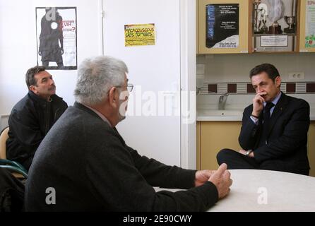 Le président français Nicolas Sarkozy (R) rend visite à certains patients, le 01 décembre 2007, dans la salle de lutte contre le sida de l'hôpital Kremlin-Bicetre, au sud de Paris, à l'occasion de la Journée mondiale du sida. Les activistes ont cherché aujourd'hui à garder l'œil sur la lutte contre le VIH à l'occasion de la Journée mondiale du sida, face à une complaisance croissante dans un contexte de progrès dans le traitement et le ralentissement de la propagation de la maladie. Photo de Pierre Verdy/pool/ABACAPRESS.COM Banque D'Images