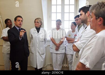 Le président français Nicolas Sarkozy (L) rencontre des infirmières et des médecins, le 01 décembre 2007 à la salle de lutte contre le sida de l'hôpital Kremlin-Bicetre, au sud de Paris, à l'occasion de la Journée mondiale du sida. Les activistes ont cherché aujourd'hui à garder l'œil sur la lutte contre le VIH à l'occasion de la Journée mondiale du sida, face à une complaisance croissante dans un contexte de progrès dans le traitement et le ralentissement de la propagation de la maladie. Photo de Pierre Verdy/pool/ABACAPRESS.COM Banque D'Images