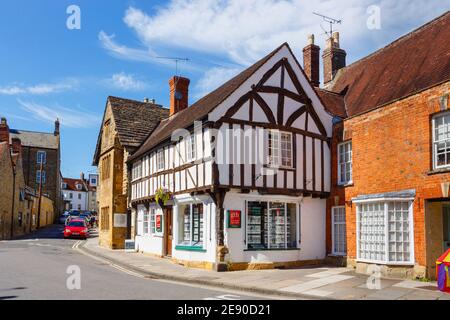 Bâtiments historiques dans le centre-ville pittoresque de Sherborne, Dorset, Royaume-Uni en été, y compris un bâtiment classique à colombages marron et blanc Banque D'Images