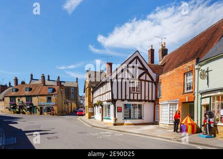 Bâtiments historiques dans le centre-ville pittoresque de Sherborne, Dorset, Royaume-Uni en été, y compris un bâtiment classique à colombages marron et blanc Banque D'Images