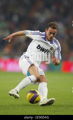 Le Wesley Sneijder du Real Madrid contrôle le ballon lors du match de football de la Ligue espagnole entre le Real Madrid et le Racing Santander au stade Santiago Bernabeu de Madrid, Espagne, le 1er décembre 2007. Real a gagné 3-1. Photo de Christian Liewig/ABACAPRESS.COM Banque D'Images