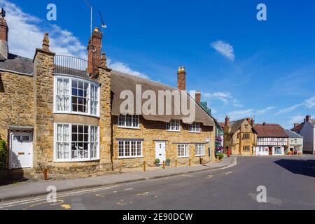 Centre ville scène de rue à Sherborne, Dorset, Royaume-Uni en été avec des maisons de style local en chaume et des bâtiments Banque D'Images