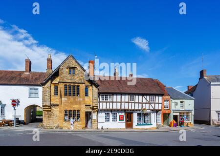 Bâtiments historiques dans le centre-ville pittoresque de Sherborne, Dorset, Royaume-Uni en été, y compris un bâtiment classique à colombages marron et blanc Banque D'Images