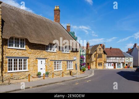 Centre ville scène de rue à Sherborne, Dorset, Royaume-Uni en été avec des maisons de style local en chaume et des bâtiments Banque D'Images