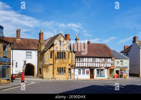 Bâtiments historiques dans le centre-ville pittoresque de Sherborne, Dorset, Royaume-Uni en été, y compris un bâtiment classique à colombages marron et blanc Banque D'Images