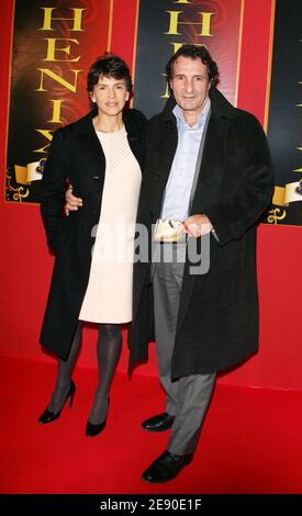 Jean-Jacques Bourdin et invité arrivant pour la soirée d'ouverture du Cirque Phénix, à Paris, en France, le 3 décembre 2007. Photo de Denis Guignebourg/ABACAPRESS.COM Banque D'Images