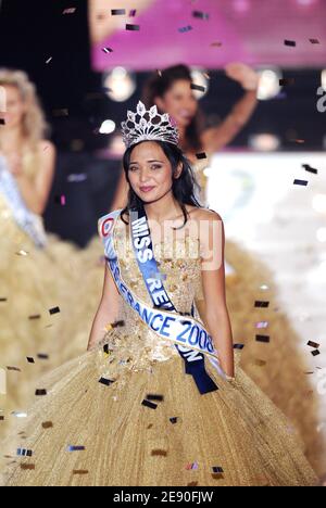 Miss Reunion Valérie Begue est couronnée Miss France 2008 lors du Pageant de Miss France 2008 qui s'est tenu au Kursaal à Dunkerque, en France, le 8 décembre 2007. Photo de Nicolas Khayat/ABACAPRESS.COM Banque D'Images