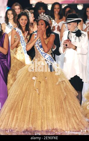 Miss Reunion Valérie Begue est couronnée Miss France 2008 lors du Pageant de Miss France 2008 qui s'est tenu au Kursaal à Dunkerque, en France, le 8 décembre 2007. Photo de Nicolas Khayat/ABACAPRESS.COM Banque D'Images