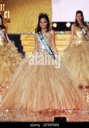 Miss Reunion Valérie Begue est couronnée Miss France 2008 lors du Pageant de Miss France 2008 qui s'est tenu au Kursaal à Dunkerque, en France, le 8 décembre 2007. Photo de Nicolas Khayat/ABACAPRESS.COM Banque D'Images