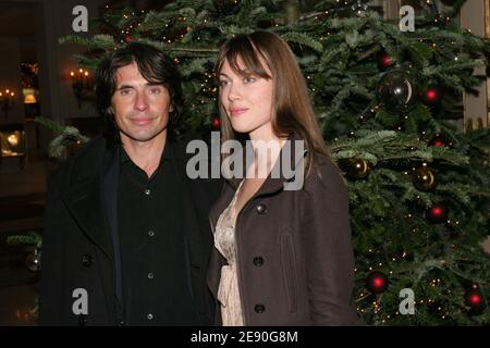 Arno Klarsfeld et sa copine assistent à l'édition 2007 du gala « le meilleur » qui s'est tenu à l'hôtel Bristol à Paris, en France, le 9 décembre 2007. Photo de Benoit Pinguet/ABACAPRESS.COM Banque D'Images
