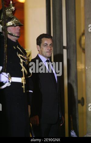 Le président Nicolas Sarkozy reçoit le dirigeant libyen Moammar Kadhafi avant un dîner à l'Elysée à Paris, en France, le 10 décembre 2007, et une cérémonie de signature. Kadhafi est en visite d'État de 5 jours en France pour une visite de grande envergure qui aura pour but de créer des contrats nucléaires et aériens de plusieurs milliards d'euros. Photo d'Abd Rabbo-Mousse/ABACAPRESS.COM Banque D'Images