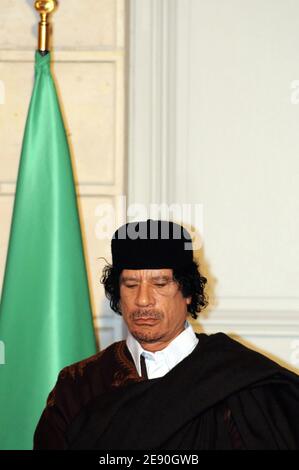 Le leader libyen Moammar Kadhafi assiste à une cérémonie de signature au Palais de l'Elysée à Paris, en France, le 10 décembre 2007. La présidence française a annoncé la signature de 10 milliards d'euros de contrats commerciaux entre la France et la Libye, ainsi qu'un accord pour la fourniture d'un ou plusieurs réacteurs nucléaires à la Libye. Photo par Ammar Abd Rabbo-Mousse/ABACAPRESS.COM Banque D'Images