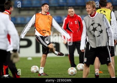 Steven Gerrard de Liverpool lors d'une session d'entraînement au stade Velodrome de Marseille, France, le 11 décembre 2007. En avance sur leur groupe de la Ligue des Champions, UN match de football contre Marseille. Photo de Morton-Taamallah/Cameleon/ABACAPRESS.COM Banque D'Images