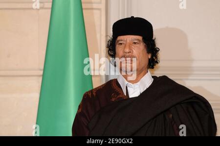 Le leader libyen Moammar Kadhafi assiste à une cérémonie de signature au Palais de l'Elysée à Paris, en France, le 10 décembre 2007. La présidence française a annoncé la signature de 10 milliards d'euros de contrats commerciaux entre la France et la Libye, ainsi qu'un accord pour la fourniture d'un ou plusieurs réacteurs nucléaires à la Libye. Photo par Ammar Abd Rabbo-Mousse/ABACAPRESS.COM Banque D'Images