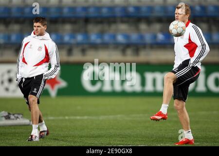 Steven Gerrard de Liverpool lors d'une session d'entraînement au stade Velodrome de Marseille, France, le 11 décembre 2007. En avance sur leur groupe de la Ligue des Champions, UN match de football contre Marseille. Photo de Morton-Taamallah/Cameleon/ABACAPRESS.COM Banque D'Images