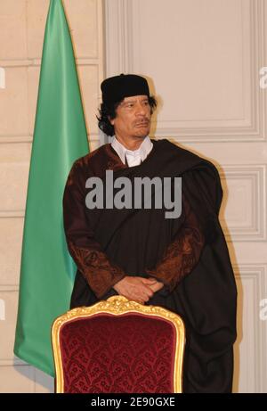 Le leader libyen Moammar Kadhafi assiste à une cérémonie de signature au Palais de l'Elysée à Paris, en France, le 10 décembre 2007. La présidence française a annoncé la signature de 10 milliards d'euros de contrats commerciaux entre la France et la Libye, ainsi qu'un accord pour la fourniture d'un ou plusieurs réacteurs nucléaires à la Libye. Photo par Ammar Abd Rabbo-Mousse/ABACAPRESS.COM Banque D'Images