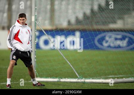 Steven Gerrard de Liverpool lors d'une session d'entraînement au stade Velodrome de Marseille, France, le 11 décembre 2007. En avance sur leur groupe de la Ligue des Champions, UN match de football contre Marseille. Photo de Morton-Taamallah/Cameleon/ABACAPRESS.COM Banque D'Images