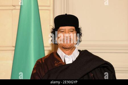 Le leader libyen Moammar Kadhafi assiste à une cérémonie de signature au Palais de l'Elysée à Paris, en France, le 10 décembre 2007. La présidence française a annoncé la signature de 10 milliards d'euros de contrats commerciaux entre la France et la Libye, ainsi qu'un accord pour la fourniture d'un ou plusieurs réacteurs nucléaires à la Libye. Photo par Ammar Abd Rabbo-Mousse/ABACAPRESS.COM Banque D'Images