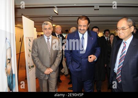 Le Directeur général de l'UNESCO, Koichiro Matsuura, et le Prince saoudien Khaled Bin Sultan Bin Abdulaziz Al Saud annoncent le 10 décembre 2007 un programme visant à améliorer la présence de la langue arabe à l'UNESCO à Paris, en France. Photo par Ammar Abd Rabbo/ABACAPRESS.COM Banque D'Images