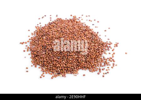 Pile de quinoa rouge brut isolée sur fond blanc. Vue latérale, gros plan, macro. Banque D'Images