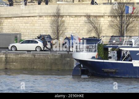 Le leader libyen Moammar Kadhafi aime le paysage en prenant son entourage, y compris quelques gardes du corps féminins, pour une croisière sur la Seine à Paris, en France, le 12 décembre 2007. La délégation est montée à bord du bateau ancré devant la « Bibliothèque publique François Mitterrand », à l'est de la capitale française, pour aller tout à l'ouest au pied de la Tour Eiffel... Photo par ABACAPRESS.COM Banque D'Images