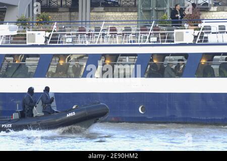 Le leader libyen Moammar Kadhafi aime le paysage en prenant son entourage, y compris quelques gardes du corps féminins, pour une croisière sur la Seine à Paris, en France, le 12 décembre 2007. La délégation est montée à bord du bateau ancré devant la « Bibliothèque publique François Mitterrand », à l'est de la capitale française, pour aller tout à l'ouest au pied de la Tour Eiffel... Photo par ABACAPRESS.COM Banque D'Images