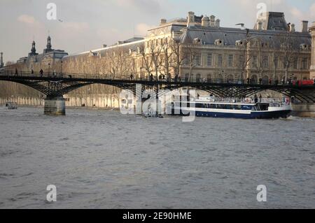 Le leader libyen Moammar Kadhafi aime le paysage en prenant son entourage, y compris quelques gardes du corps féminins, pour une croisière sur la Seine à Paris, en France, le 12 décembre 2007. La délégation est montée à bord du bateau ancré devant la « Bibliothèque publique François Mitterrand », à l'est de la capitale française, pour aller tout à l'ouest au pied de la Tour Eiffel... Photo par ABACAPRESS.COM Banque D'Images