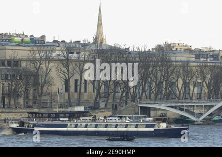 Le leader libyen Moammar Kadhafi aime le paysage en prenant son entourage, y compris quelques gardes du corps féminins, pour une croisière sur la Seine à Paris, en France, le 12 décembre 2007. La délégation est montée à bord du bateau ancré devant la « Bibliothèque publique François Mitterrand », à l'est de la capitale française, pour aller tout à l'ouest au pied de la Tour Eiffel... Photo par ABACAPRESS.COM Banque D'Images