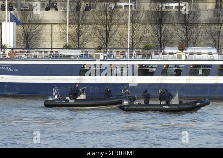 Le leader libyen Moammar Kadhafi aime le paysage en prenant son entourage, y compris quelques gardes du corps féminins, pour une croisière sur la Seine à Paris, en France, le 12 décembre 2007. La délégation est montée à bord du bateau ancré devant la « Bibliothèque publique François Mitterrand », à l'est de la capitale française, pour aller tout à l'ouest au pied de la Tour Eiffel... Photo par ABACAPRESS.COM Banque D'Images