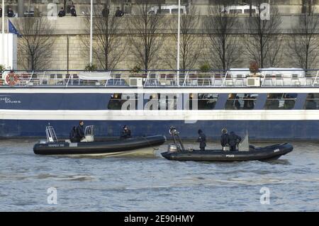 Le leader libyen Moammar Kadhafi aime le paysage en prenant son entourage, y compris quelques gardes du corps féminins, pour une croisière sur la Seine à Paris, en France, le 12 décembre 2007. La délégation est montée à bord du bateau ancré devant la « Bibliothèque publique François Mitterrand », à l'est de la capitale française, pour aller tout à l'ouest au pied de la Tour Eiffel... Photo par ABACAPRESS.COM Banque D'Images