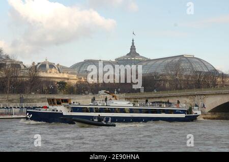 Le leader libyen Moammar Kadhafi aime le paysage en prenant son entourage, y compris quelques gardes du corps féminins, pour une croisière sur la Seine à Paris, en France, le 12 décembre 2007. La délégation est montée à bord du bateau ancré devant la « Bibliothèque publique François Mitterrand », à l'est de la capitale française, pour aller tout à l'ouest au pied de la Tour Eiffel... Photo par ABACAPRESS.COM Banque D'Images