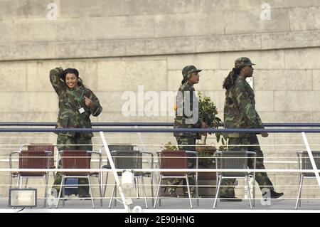 Le leader libyen Moammar Kadhafi aime le paysage en prenant son entourage, y compris quelques gardes du corps féminins 'amazone', pour une croisière sur la Seine à Paris, France, le 12 décembre 2007. La délégation est montée à bord du bateau ancré devant la « Bibliothèque publique François Mitterrand », à l'est de la capitale française, pour aller tout à l'ouest au pied de la Tour Eiffel... Photo par ABACAPRESS.COM Banque D'Images