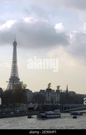 Le leader libyen Moammar Kadhafi aime le paysage en prenant son entourage, y compris quelques gardes du corps féminins, pour une croisière sur la Seine à Paris, en France, le 12 décembre 2007. La délégation est montée à bord du bateau ancré devant la « Bibliothèque publique François Mitterrand », à l'est de la capitale française, pour aller tout à l'ouest au pied de la Tour Eiffel... Photo par ABACAPRESS.COM Banque D'Images